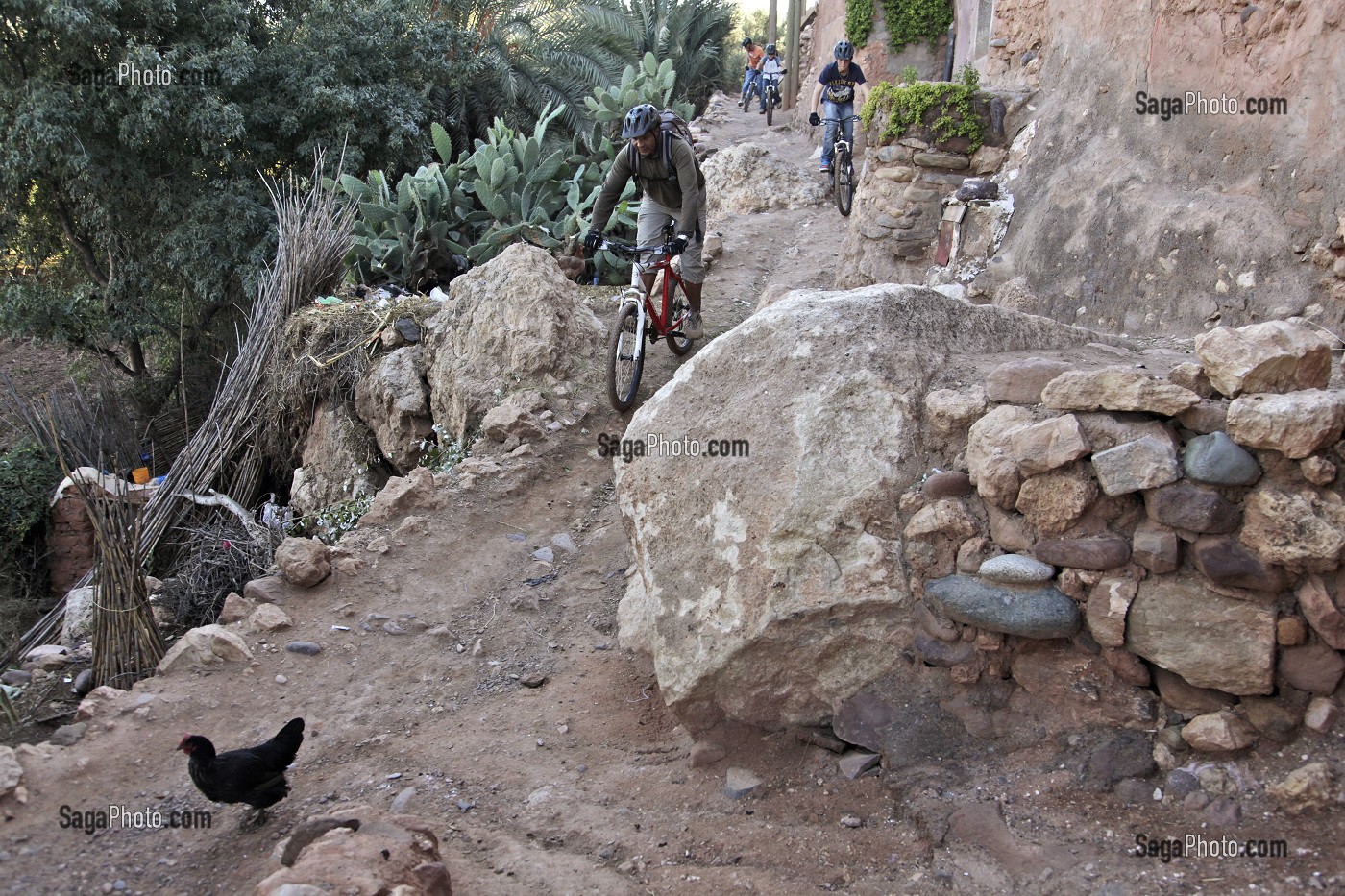 RANDONNEE A VTT DANS LE VILLAGE BERBERE DE TAHANAOUTE, ACTIVITE SPORTIVE DU DOMAINE DE TERRES D'AMANAR, AL HAOUZ, MAROC 