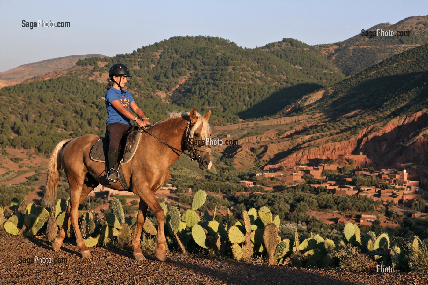 RANDONNEE A CHEVAL DANS LA NATURE, ACTIVITE SPORTIVE DU DOMAINE DE TERRES D'AMANAR, TAHANAOUTE, AL HAOUZ, MAROC 