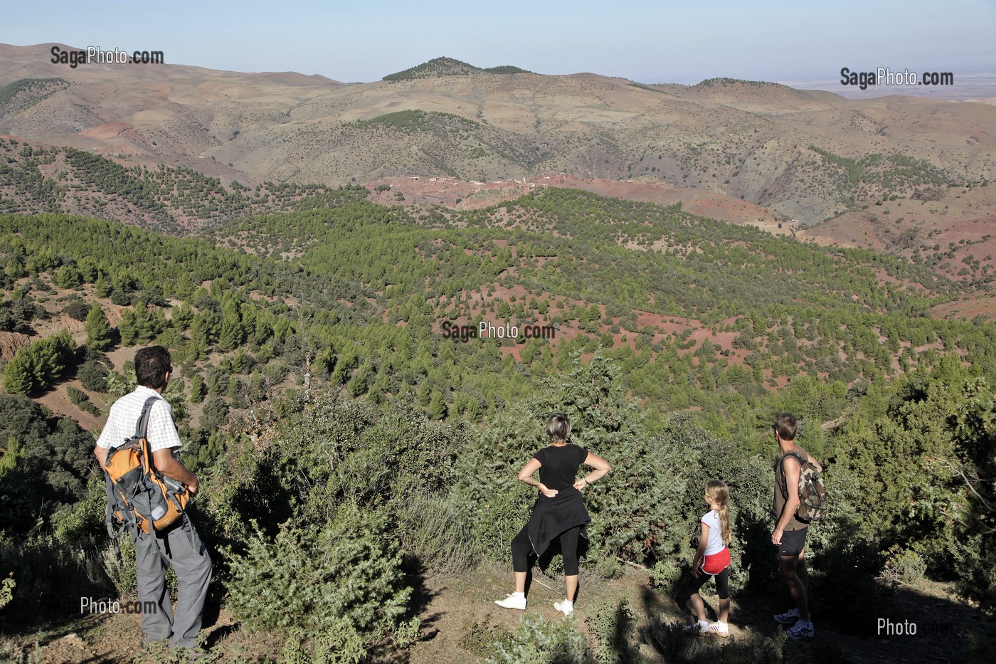 RANDONNEE PEDESTRE AVEC UN GUIDE DANS LA MONTAGNE DJEBEL KLELOUT, ACTIVITE DU DOMAINE DE TERRES D'AMANAR, AL HAOUZ, MAROC 