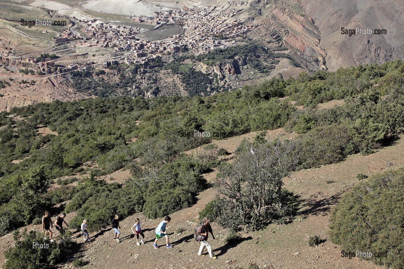RANDONNEE PEDESTRE AVEC UN GUIDE DANS LA MONTAGNE DJEBEL KLELOUT, ACTIVITE DU DOMAINE DE TERRES D'AMANAR, AL HAOUZ, MAROC 