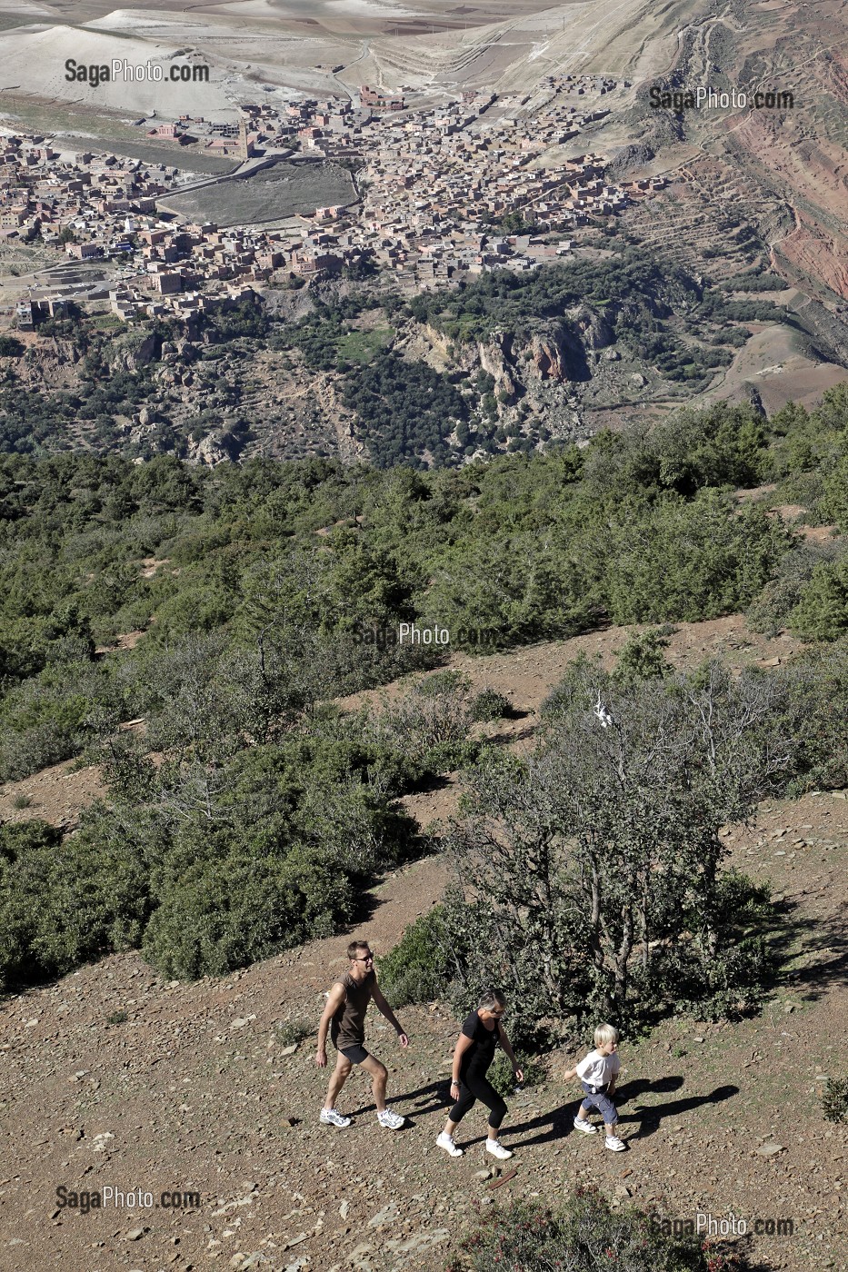 RANDONNEE PEDESTRE AVEC UN GUIDE DANS LA MONTAGNE DJEBEL KLELOUT, ACTIVITE DU DOMAINE DE TERRES D'AMANAR, AL HAOUZ, MAROC 