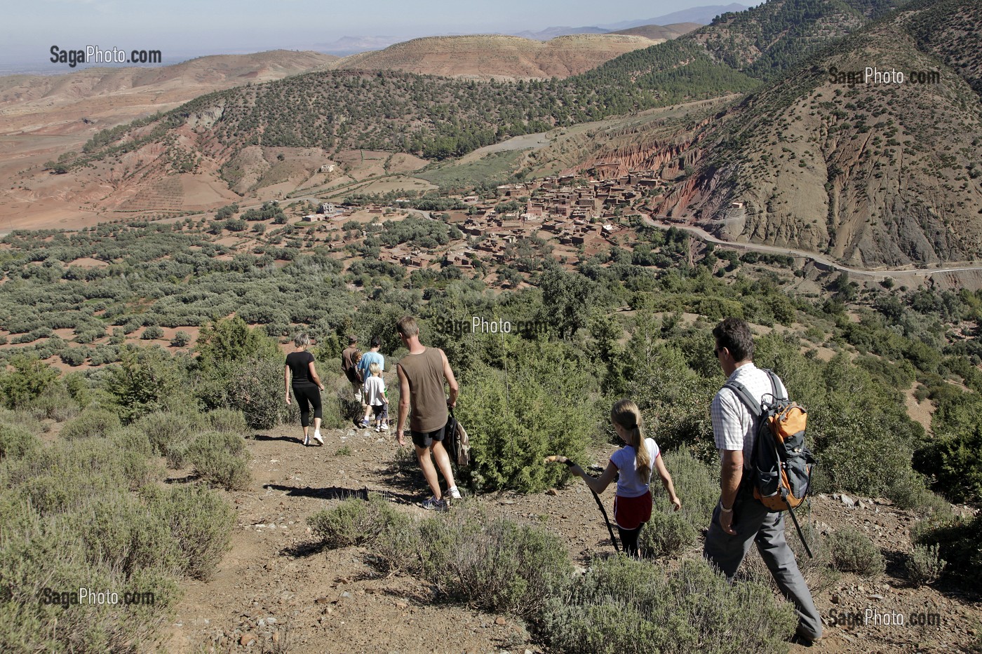 RANDONNEE PEDESTRE AVEC UN GUIDE DANS LA MONTAGNE DJEBEL KLELOUT, PRES DU VILLAGE EN TERRE ROUGE DE OUTGHAL, ACTIVITE DU DOMAINE DE TERRES D'AMANAR, AL HAOUZ, MAROC 
