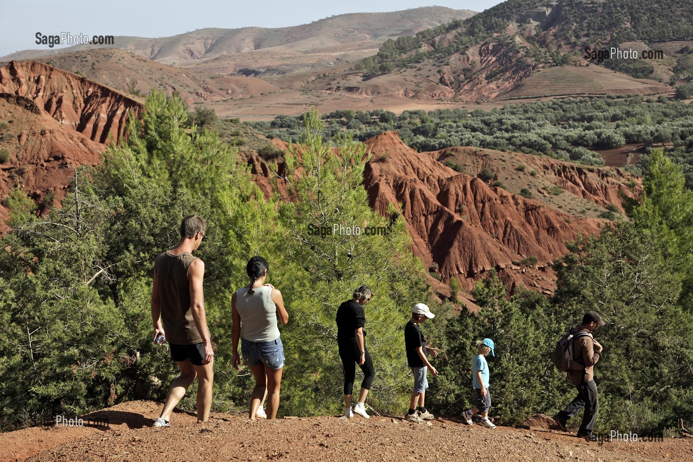 RANDONNEE PEDESTRE DANS LES COLLINES DE TERRE ROUGE DU DJEBEL KLELOUT, PRES DU VILLAGE BERBERE D'OUTGHAL, AL HAOUZ, MAROC 