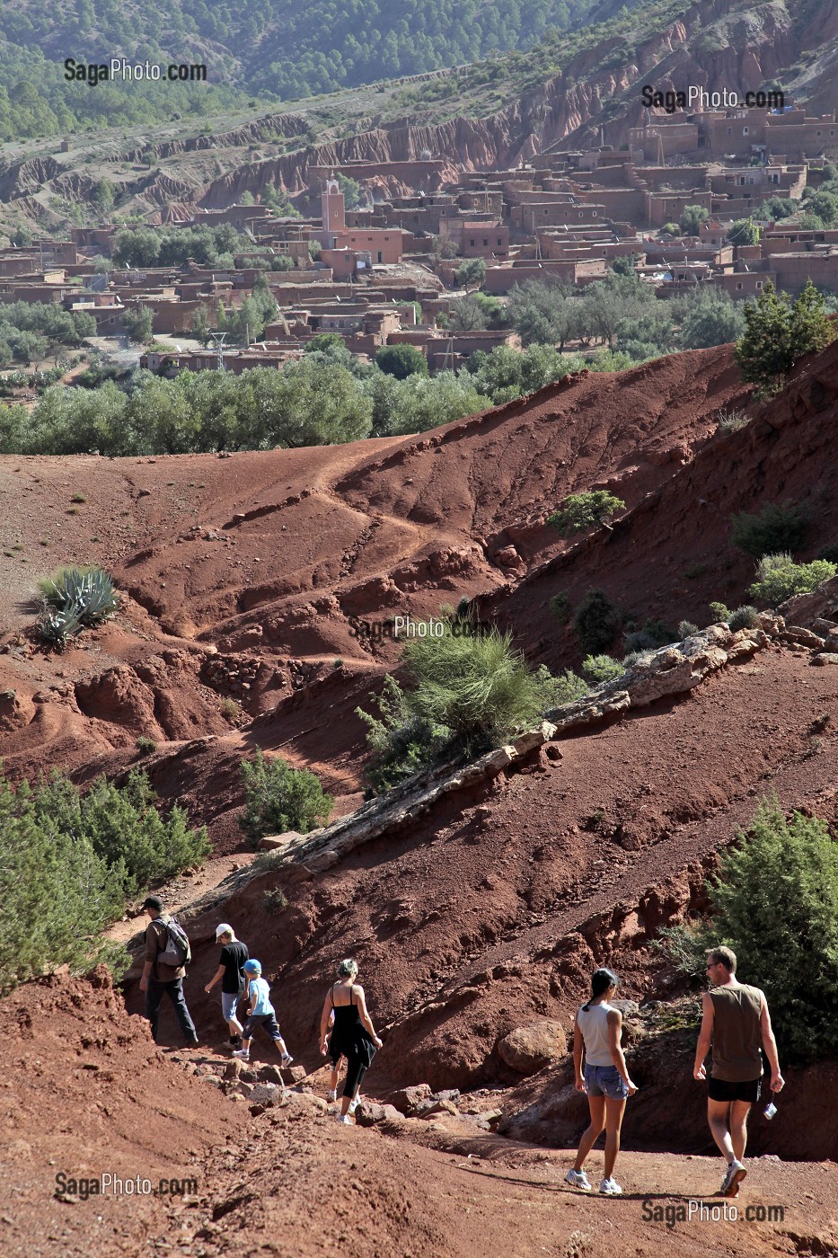 RANDONNEE PEDESTRE DANS LES COLLINES DE TERRE ROUGE DU DJEBEL KLELOUT, PRES DU VILLAGE BERBERE D'OUTGHAL, AL HAOUZ, MAROC 