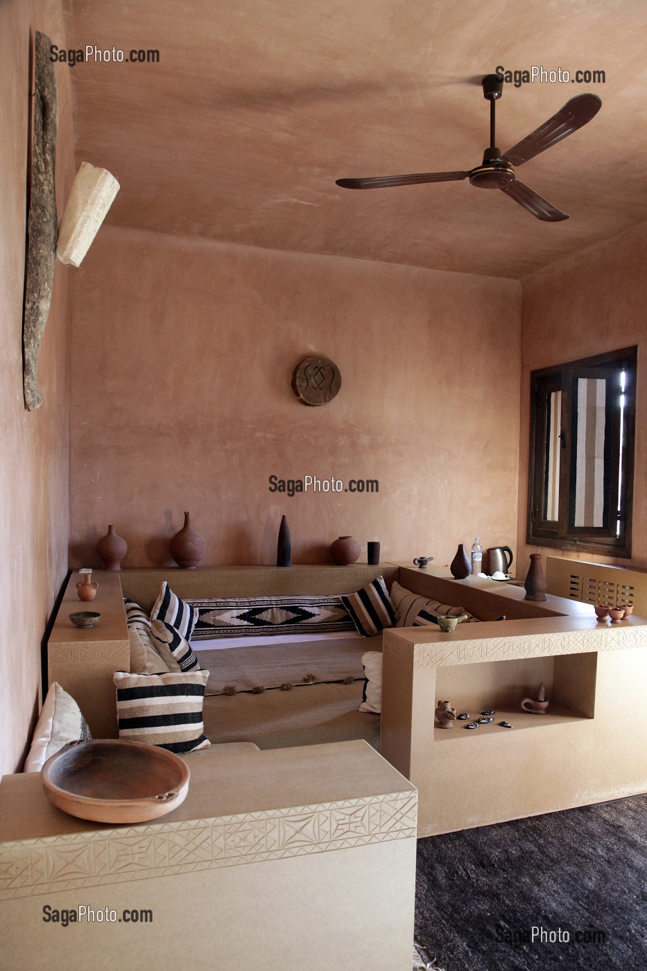 SALON, ECO-LODGE CONCU DANS LA PURE TRADITION BERBERE AVEC UN SOUCI DE CONFORT ET DE RESPECT DE L'ENVIRONNEMENT, DOMAINE DE TERRES D’AMANAR, TAHANAOUTE, AL HAOUZ, MAROC 