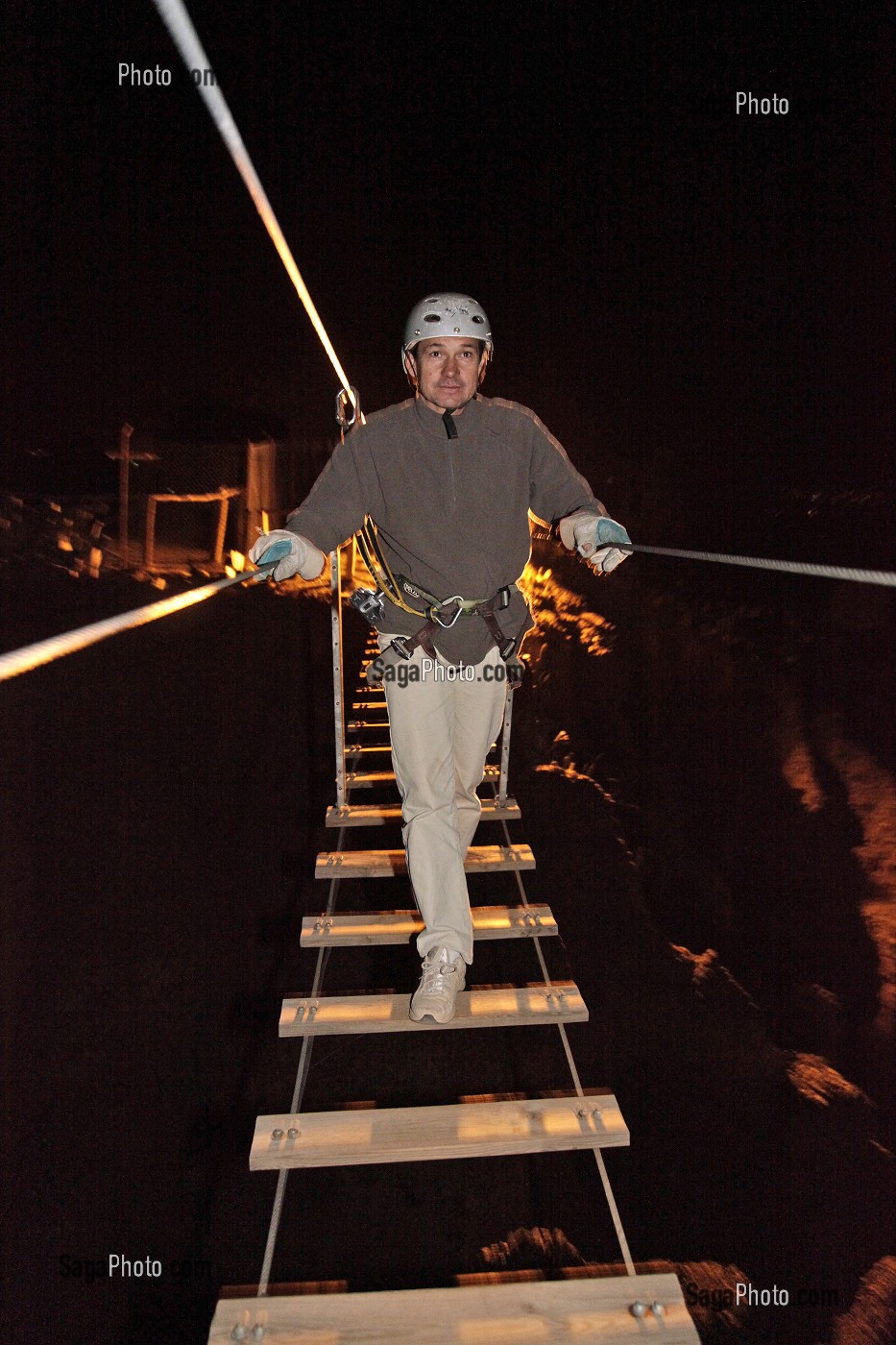 PONT DE SINGE SUSPENDU, PARC AERIEN, LA NUIT, DOMAINE DE TERRES D’AMANAR, TAHANAOUTE, AL HAOUZ, MAROC 