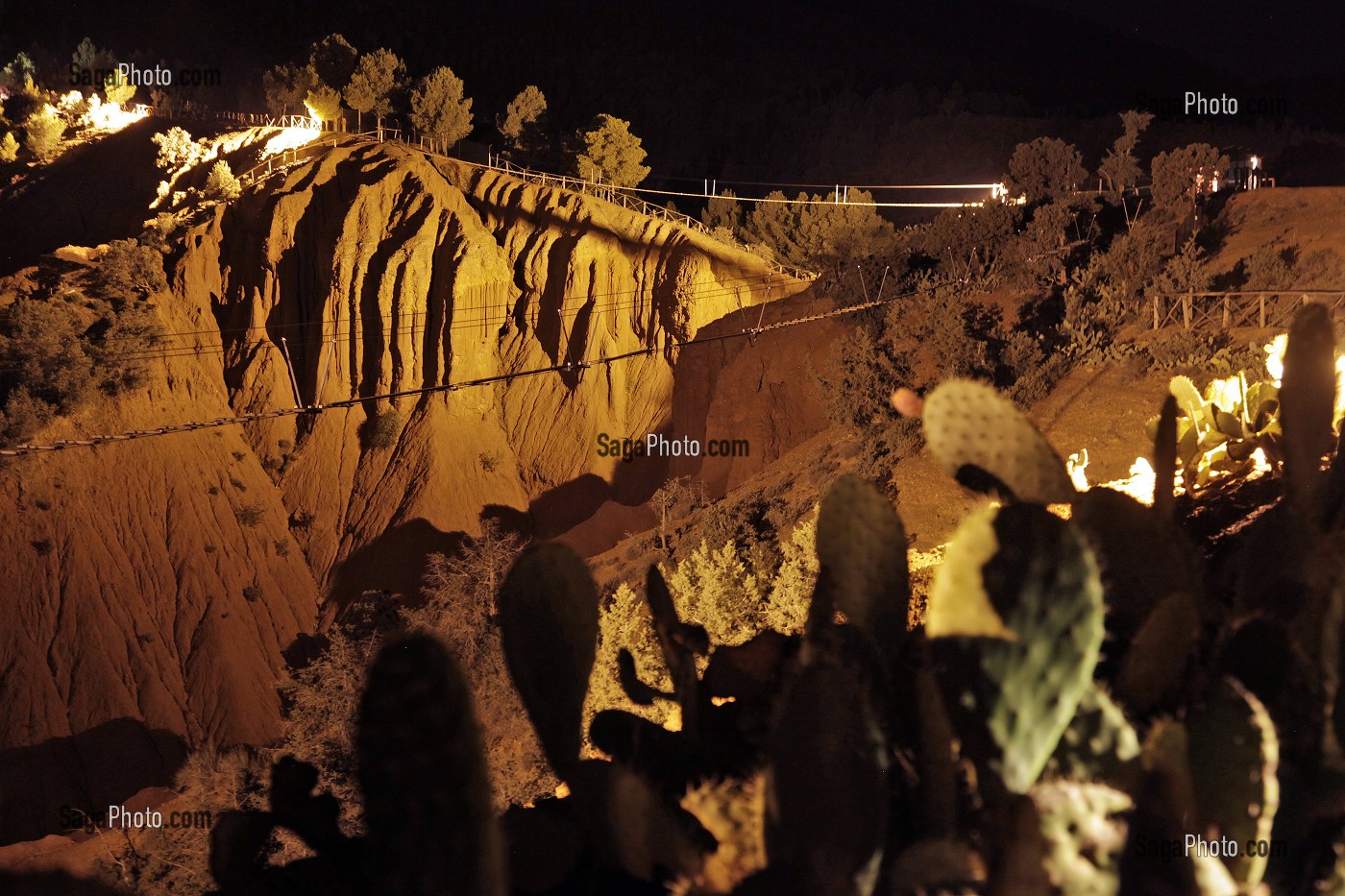 PARCOURS DE PONTS DE SINGE SUSPENDU, PARC AERIEN, LA NUIT, DOMAINE DE TERRES D’AMANAR, TAHANAOUTE, AL HAOUZ, MAROC 