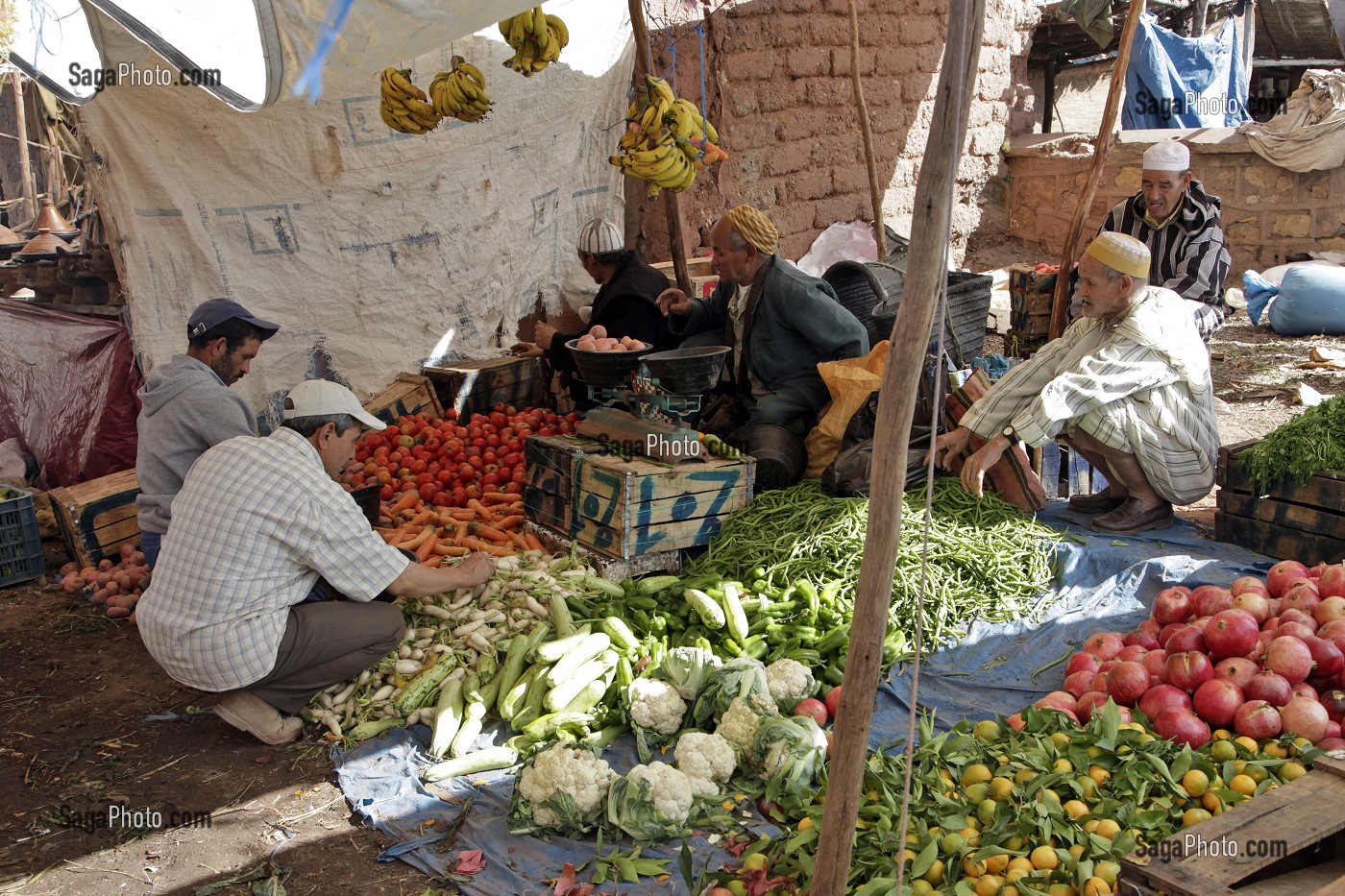 ETALAGE DE FRUITS ET LEGUMES DE LA REGION SUR LE SOUK, MARCHE POPULAIRE BERBERE D’ASNI, VALLEE AU PIED DU HAUT-ATLAS, MAROC 
