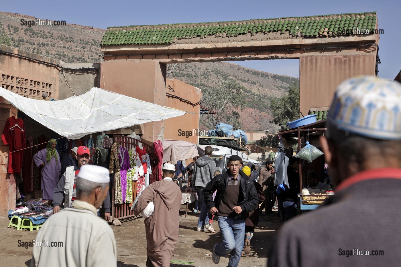ENTREE DU MARCHE BERBERE D’ASNI, HAUT-ATLAS, MAROC 