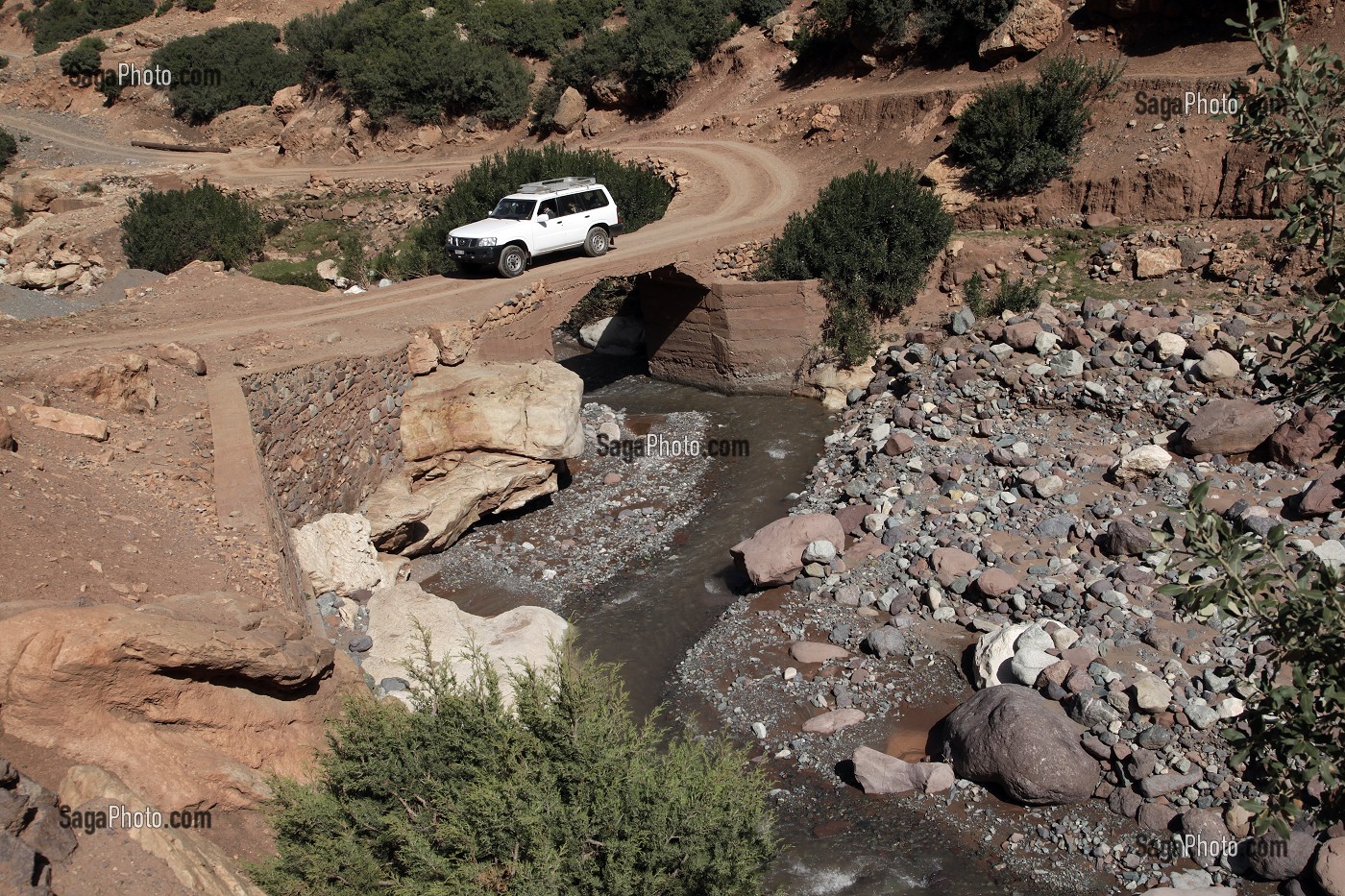 EXCURSION TOURISTIQUE EN VEHICULE TOUT TERRAIN 4X4, VALLEE DE L'ASSIF (RIVIERE) N’LIMENANE, PARC NATIONAL DU TOUBKAL, HAUT-ATLAS, MAROC 
