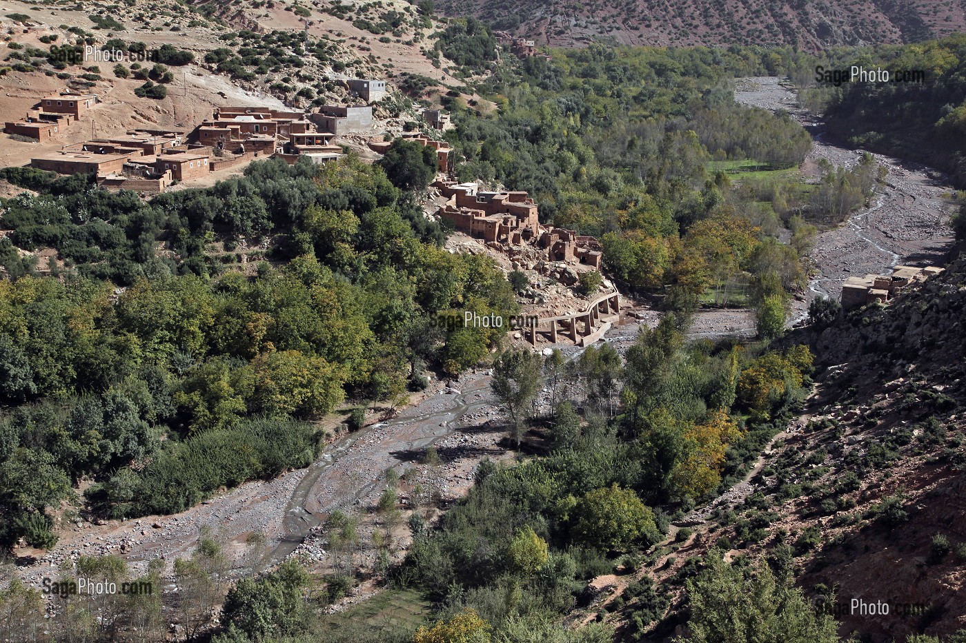 VILLAGE BERBERE DE ARG, VALLEE DE L'ASSIF (RIVIERE) N’LIMENANE, PARC NATIONAL DU TOUBKAL, HAUT-ATLAS, MAROC 