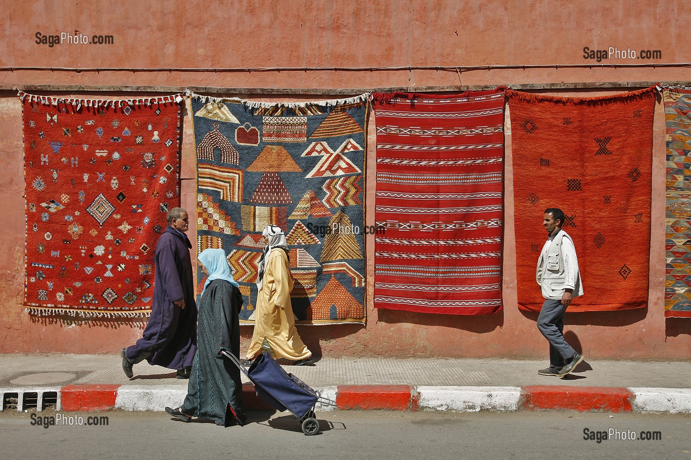 MARCHAND DE TAPIS, SCENE DE RUE, MARRAKECH, MAROC, MAGHREB, AFRIQUE 