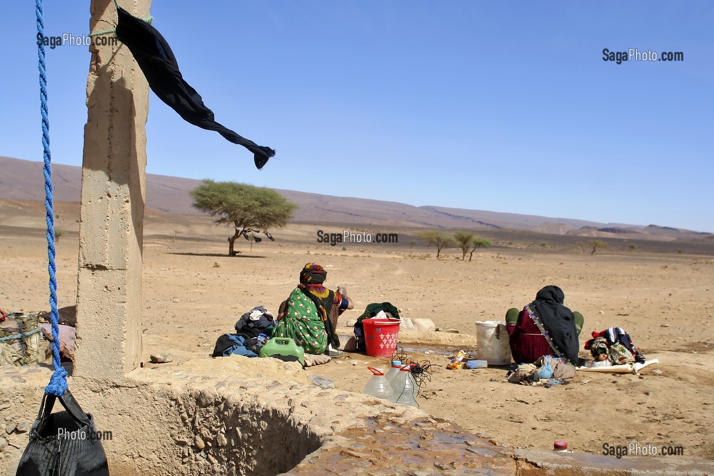 FEMMES NOMADES FAISANT LA LESSIVE PRES DU PUIT, ASSOCIATION POUR LE DEVELOPPEMENT DE LA VIE NOMADE DANS LA REGION DE ZAGORA, PEUPLE BERBERE, MAROC, MAGHREB, AFRIQUE 