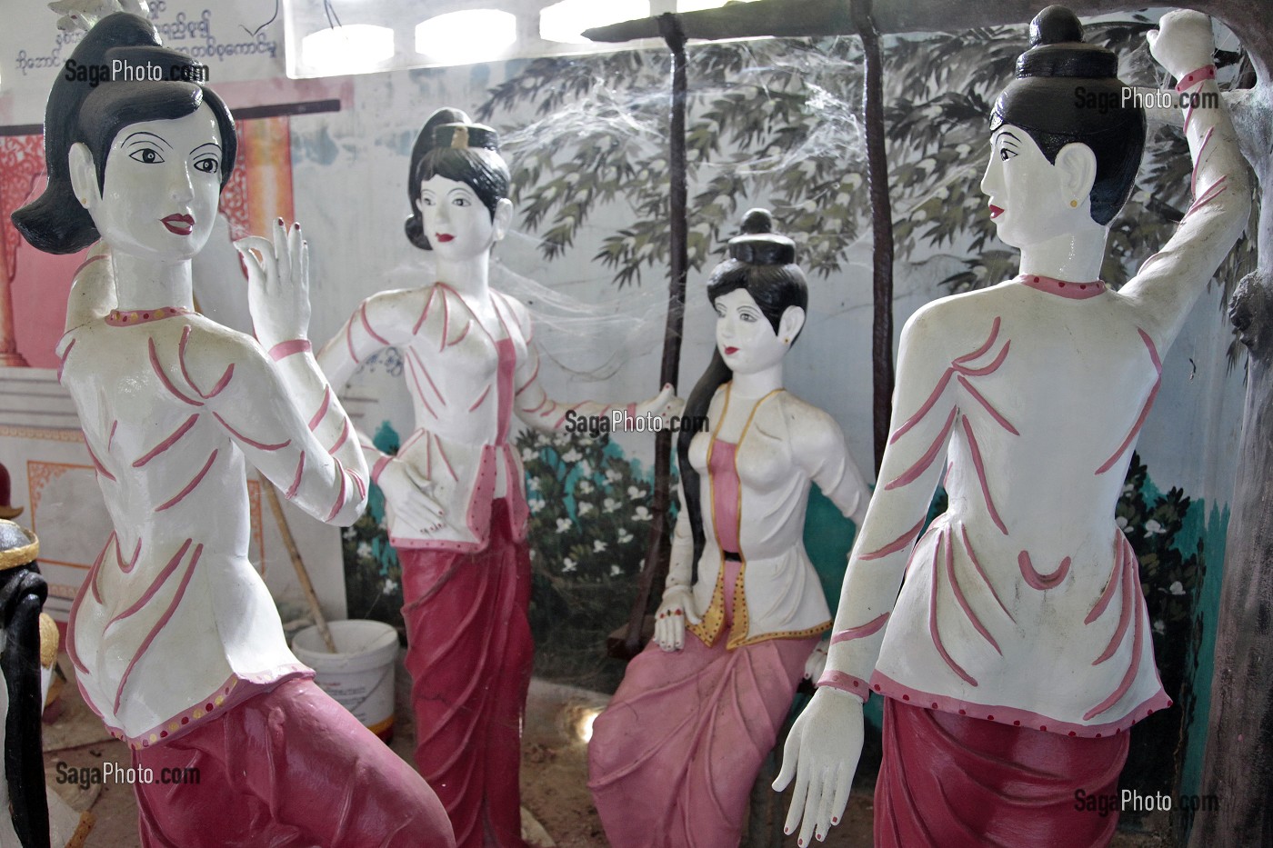 DANSEUSES 'OUBLIEES', STATUES DU TEMPLE BOUDDHIQUE DE KAWTHAUNG, VILLE APPELEE VICTORIA POINT SOUS LA DOMINATION BRITANNIQUE (1824-1948), MYANMAR, SUD DE LA BIRMANIE, ASIE 