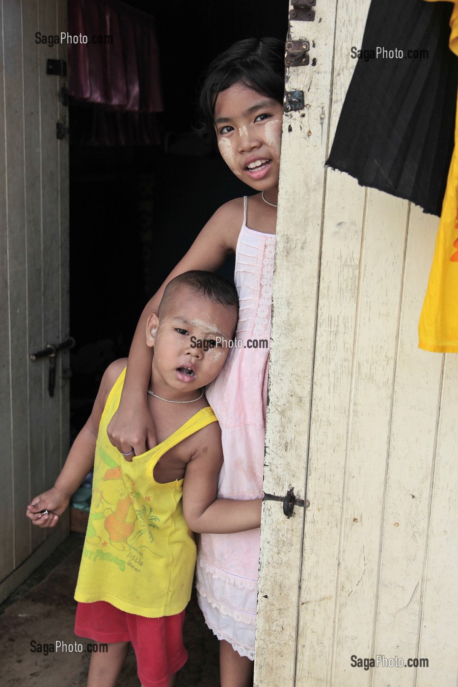 ENFANTS BIRMANS MAQUILLES AVEC DU THANAKA, UNE PATE A BASE DE BOIS RAPE, KAWTHAUNG, MYANMAR, SUD DE LA BIRMANIE, ASIE 