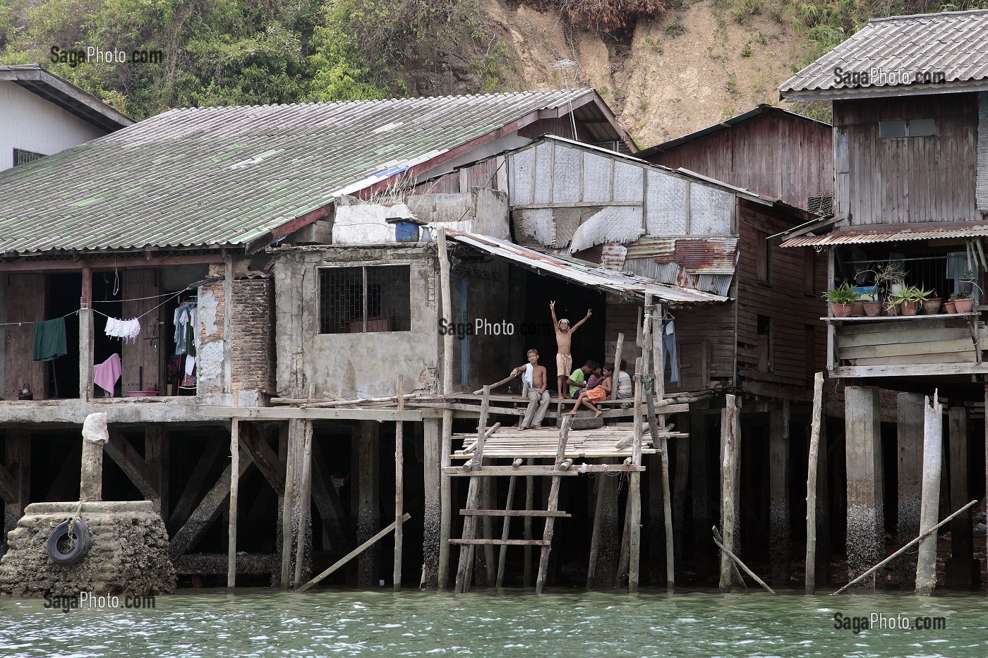 BIDONVILLES AU BORD DE L'EAU, KAWTHAUNG, MYANMAR, BIRMANIE 