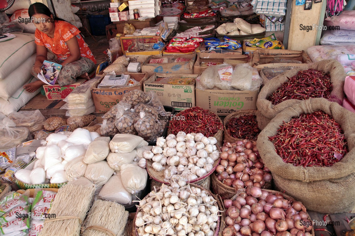 ETALAGE D'EPICES ET DE CONDIMENTS DANS UNE ECHOPPE, MARCHE DE KAWTHAUNG, VILLE APPELEE VICTORIA POINT SOUS LA DOMINATION BRITANNIQUE (1824-1948), MYANMAR, SUD DE LA BIRMANIE, ASIE 