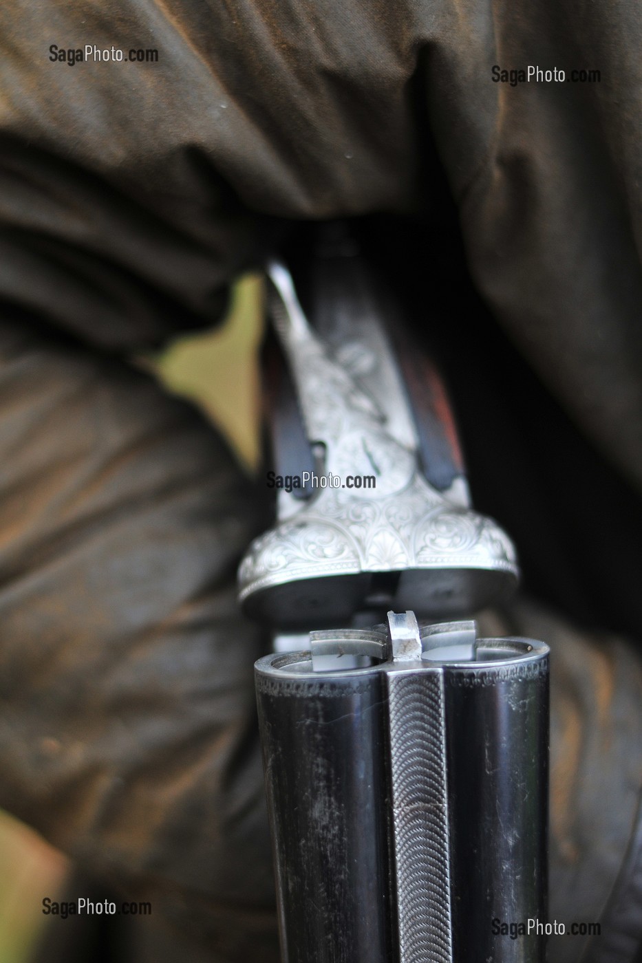 FUSIL CASSE SUR LE BRAS D'UN CHASSEUR 