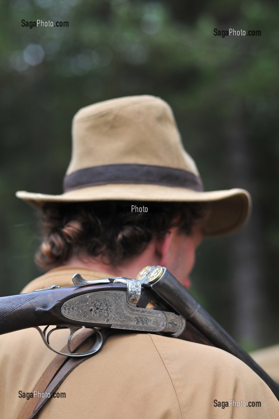 CHASSEUR AVEC SON FUSIL CASSE SUR L'EPAULE, FORET PRIVEE SITUEE PRES DU PARC DU MARQUENTERRE, SOMME (80), FRANCE 