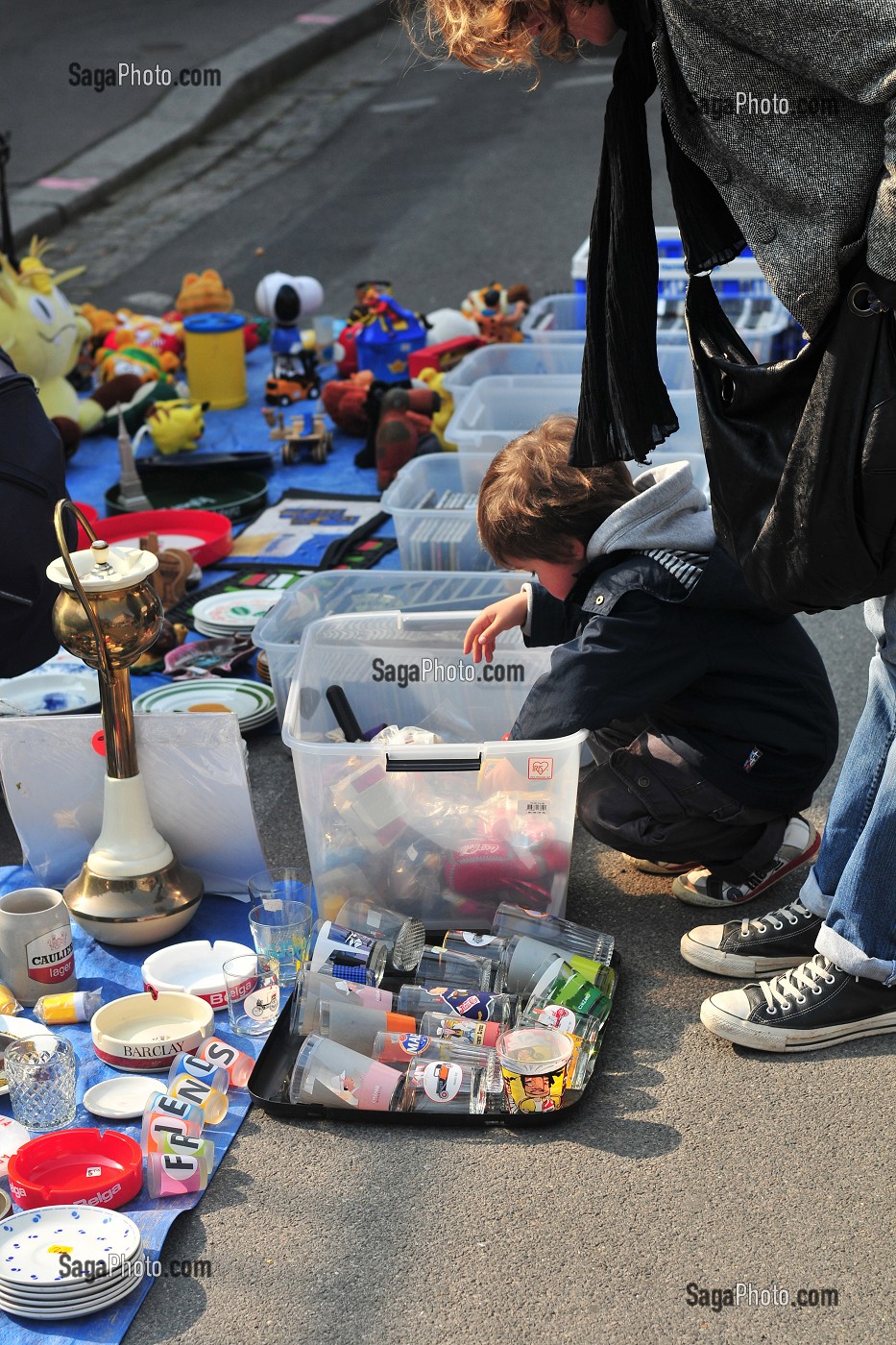 MERE ET SON ENFANT FOUILLANT DANS UNE CAISSE DE JOUETS, REDERIE TRADITIONNELLE OU BROCANTE, AMIENS, SOMME (80), FRANCE 