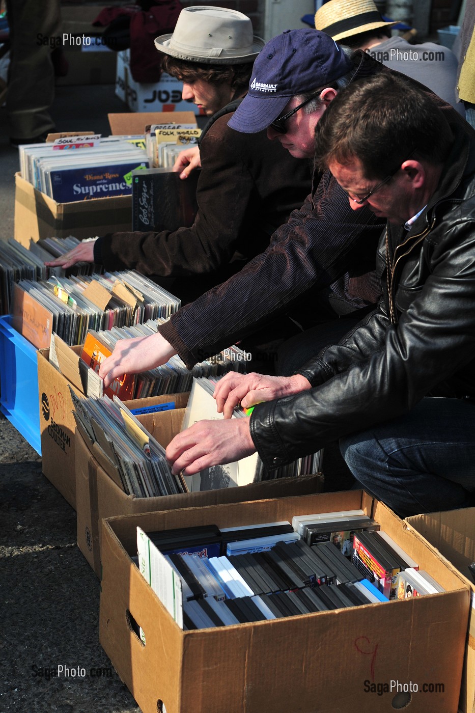 CHINEURS CHERCHANT DES DISQUES VINYLES, REDERIE TRADITIONNELLE OU BROCANTE, AMIENS, SOMME (80), FRANCE 