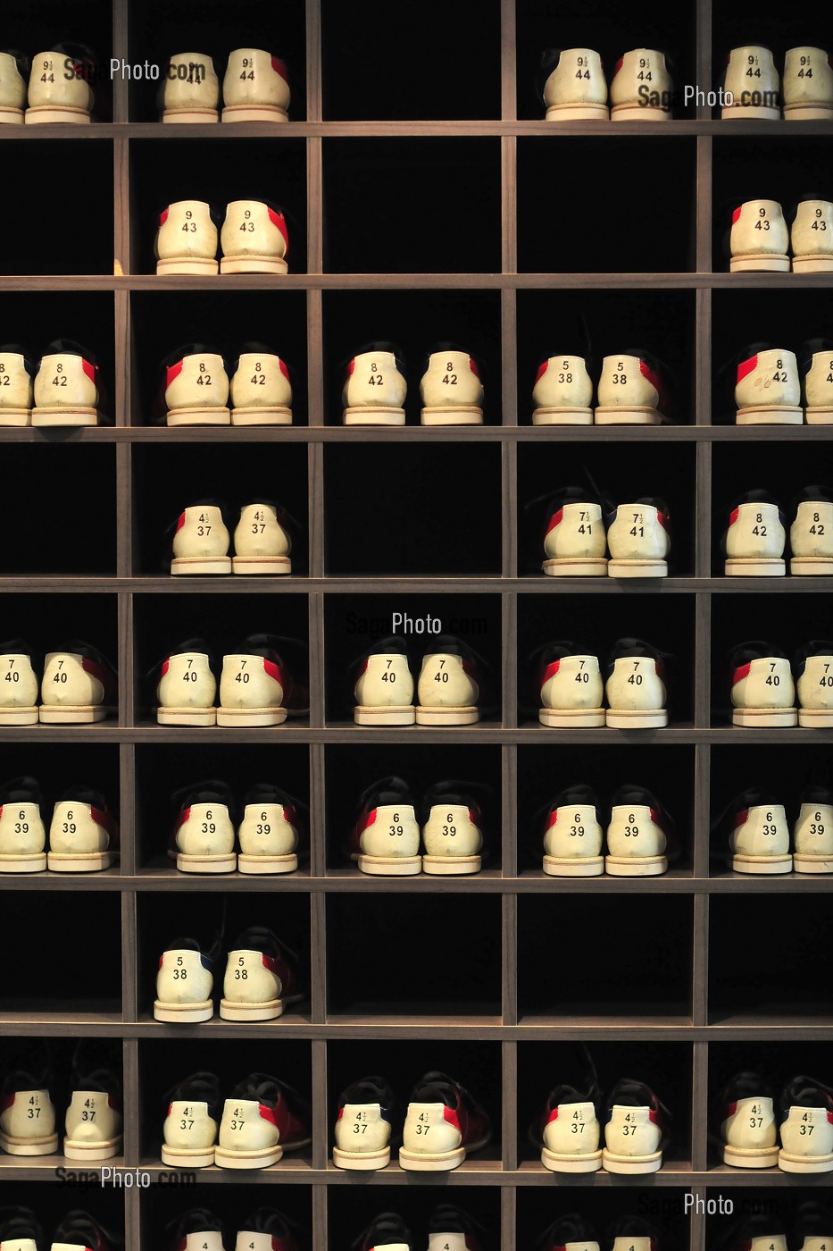 CHAUSSURES DE LOCATION DANS UN BOWLING 