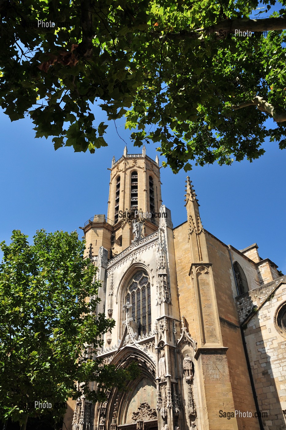 FACADE DE LA CATHEDRALE SAINT-SAUVEUR OU L'ON DISTINGUE LES TROIS GRANDES ETAPES DE CONSTRUCTION, DU XIIEME AU XVIEME SIECLE, AIX-EN-PROVENCE, BOUCHES-DU-RHONE (13), FRANCE 