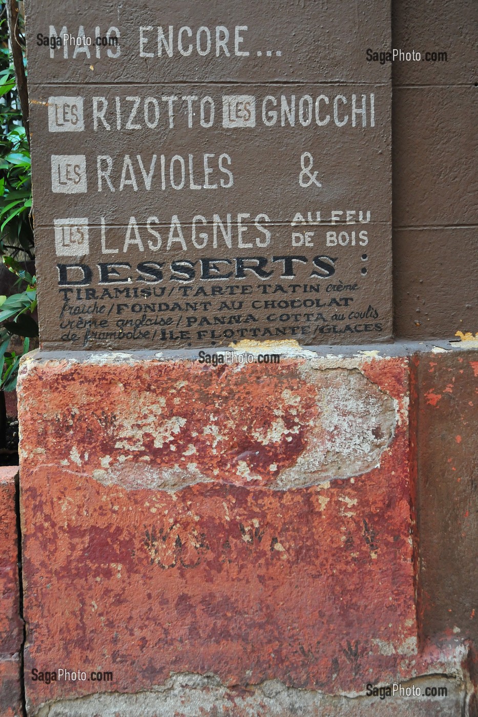 MENU D'UN RESTAURANT ITALIEN PEINT SUR LA FACADE, AIX-EN-PROVENCE, BOUCHES-DU-RHONE (13), FRANCE 