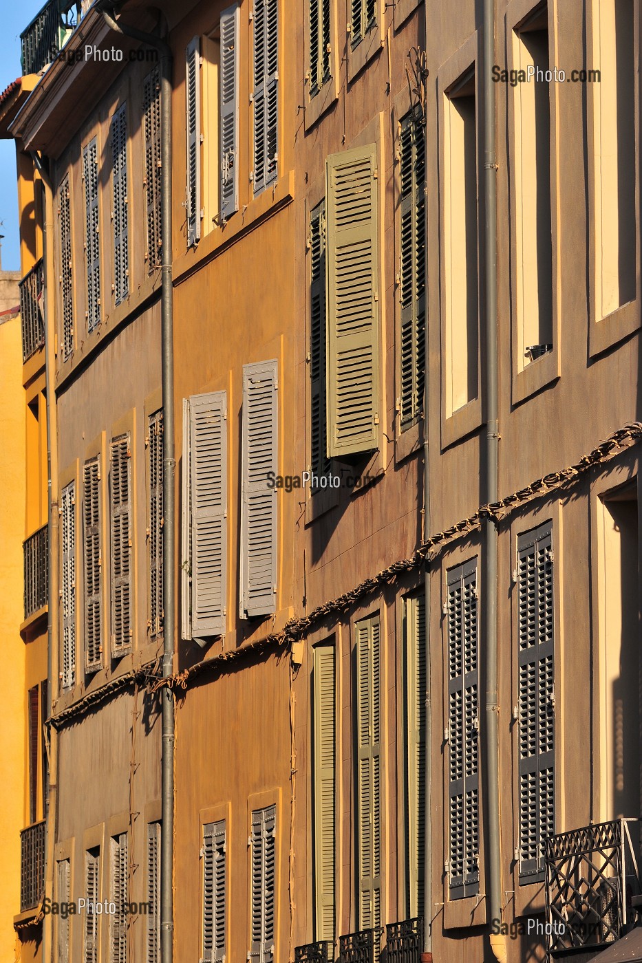 FACADE D'IMMEUBLES ANCIENS, AIX-EN-PROVENCE, BOUCHES-DU-RHONE (13), FRANCE 