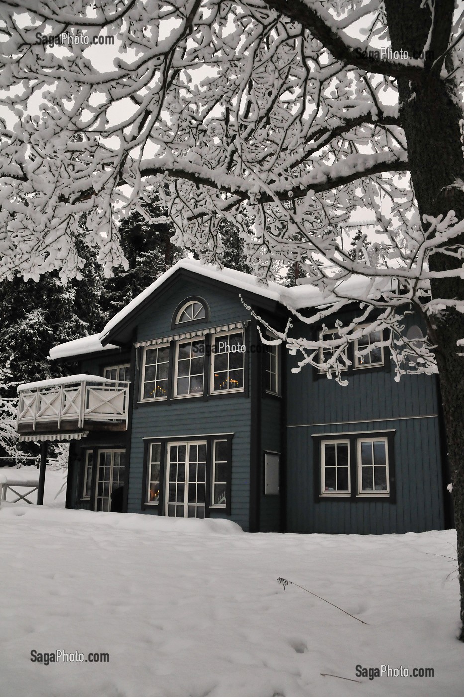 MAISON EN BOIS SOUS LA NEIGE, SUEDE 