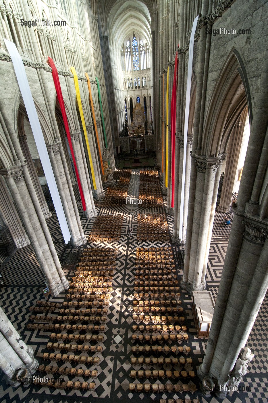 NEF CENTRALE DE LA CATHEDRALE NOTRE-DAME, EDIFICE GOTHIQUE LE PLUS VASTE DE FRANCE, AMIENS, SOMME (80), FRANCE 