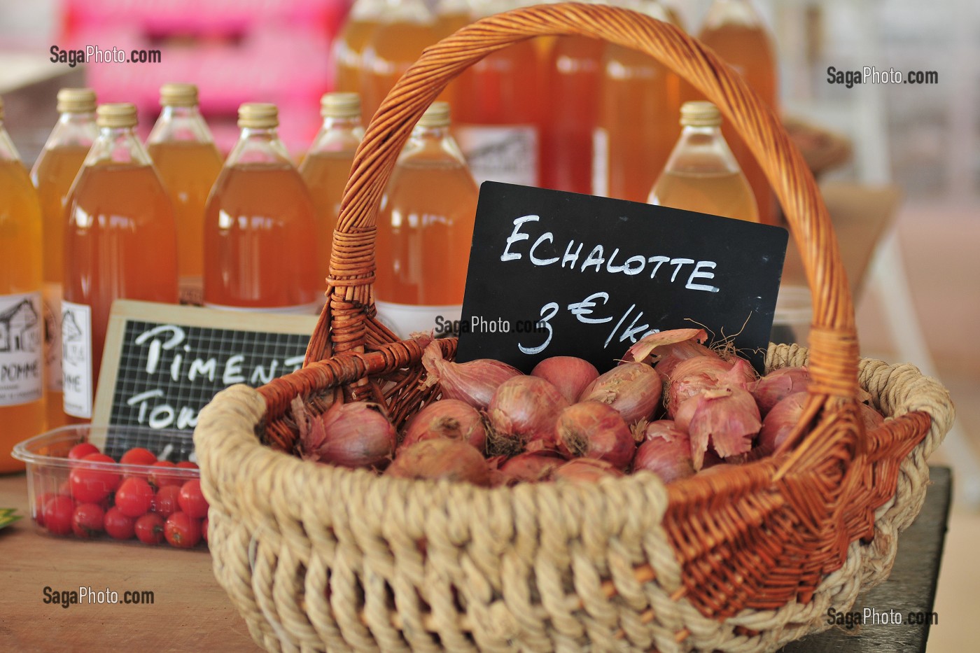 ECHALOTES, TOMATES CERISES ET JUS DE POMME ARTISANAL SUR UN MARCHE 