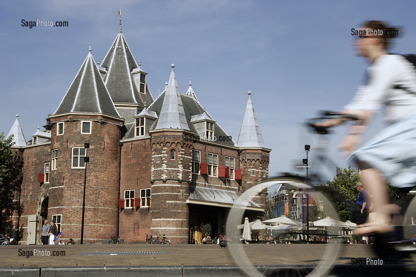 VELOS DEVANT 'DE WAAG', TOUR D'ENCEINTE MEDIEVALE DE LA PORTE SAINT-ANTOINE, PLACE DE NIEUWMARKT, AMSTERDAM, PAYS-BAS 