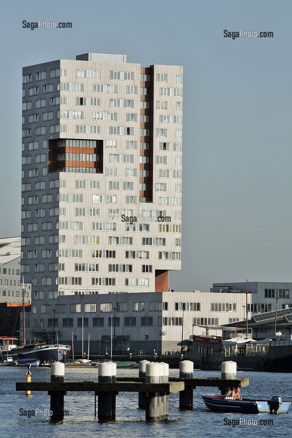 IMMEUBLE MODERNE 'THE WHALE', VUE DE JAVA ET KNSM EILAND, AMSTERDAM, PAYS-BAS 