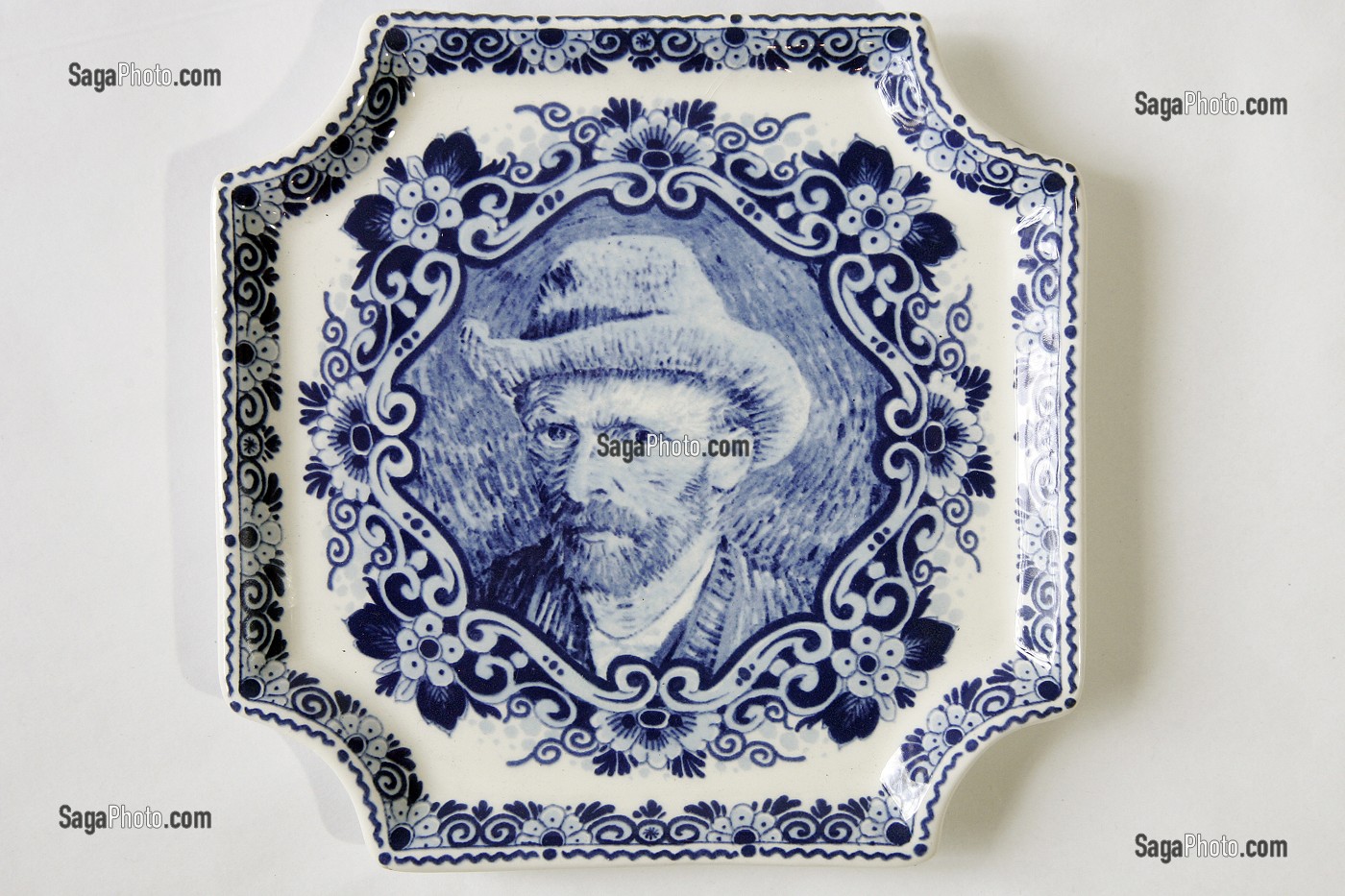 FAIENCES DE DELF, PORTRAIT DE VINCENT VAN GOGH, GALLERIA D'ARTE RINASCIMENTO, AMSTERDAM, PAYS-BAS 
