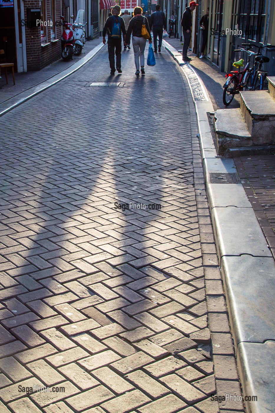 RUELLE PAVEE DE MONNIKENSTRAAT, QUARTIER ROUGE, VILLE D'AMSTERDAM, PAYS-BAS 