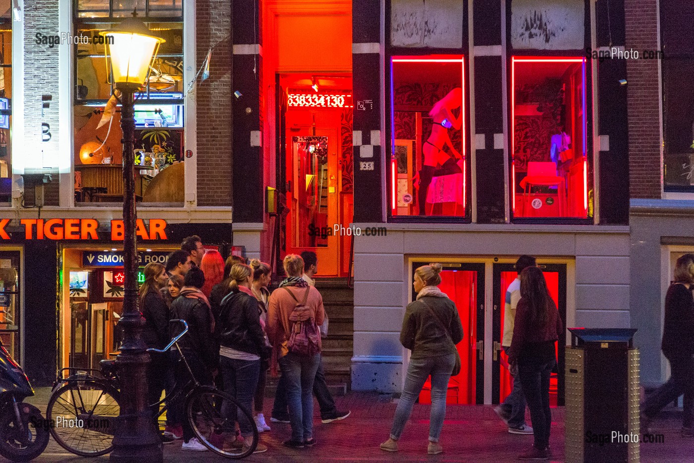 QUARTIER ROUGE (PROSTITUTION ET SEX SHOP), CANAL DE OUDEZIJDS ACHTERBURGWAL, VILLE D'AMSTERDAM, PAYS-BAS 