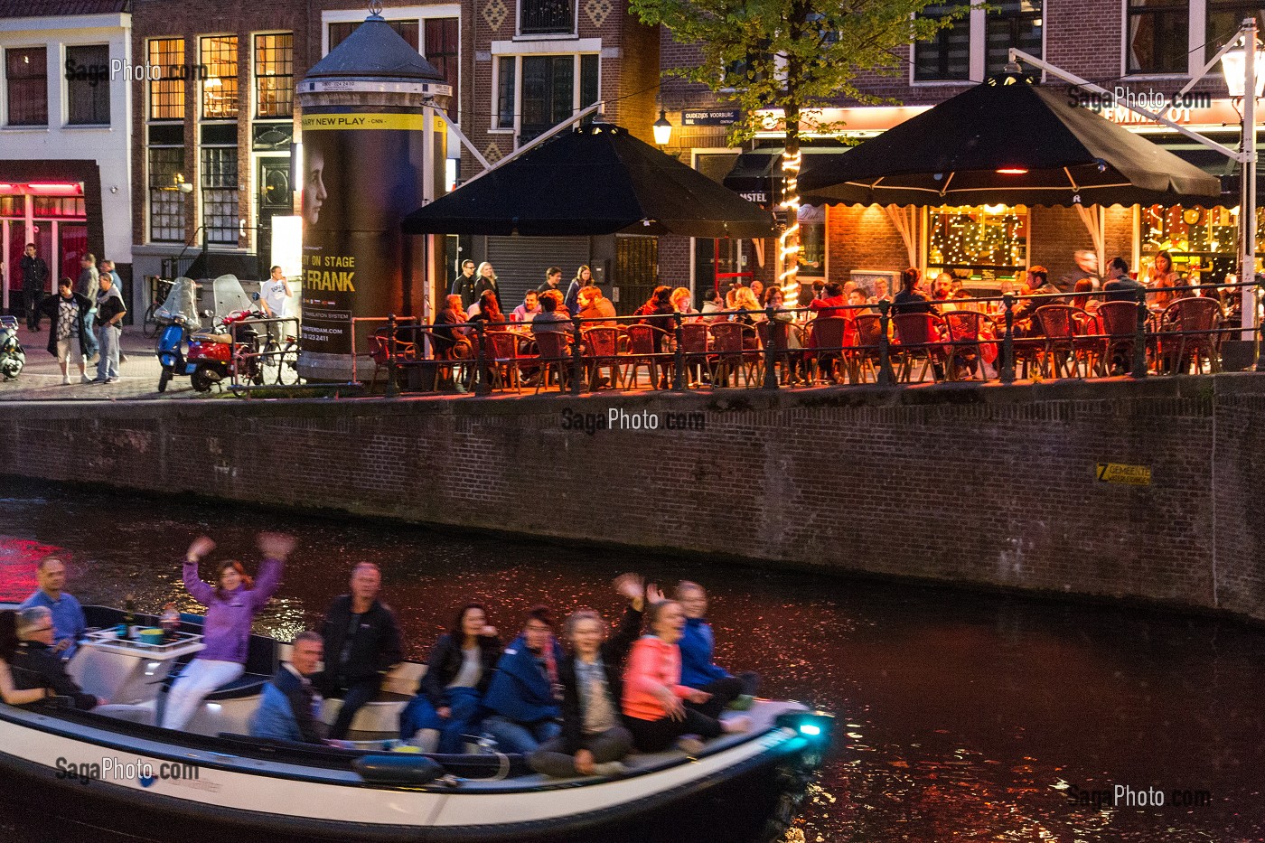 CANAL EN FETE AVEC PENICHE ET TERRASSE DE CAFE DE NUIT, OUDEZIJDS VOORBURGWAL, VILLE D'AMSTERDAM, PAYS-BAS 