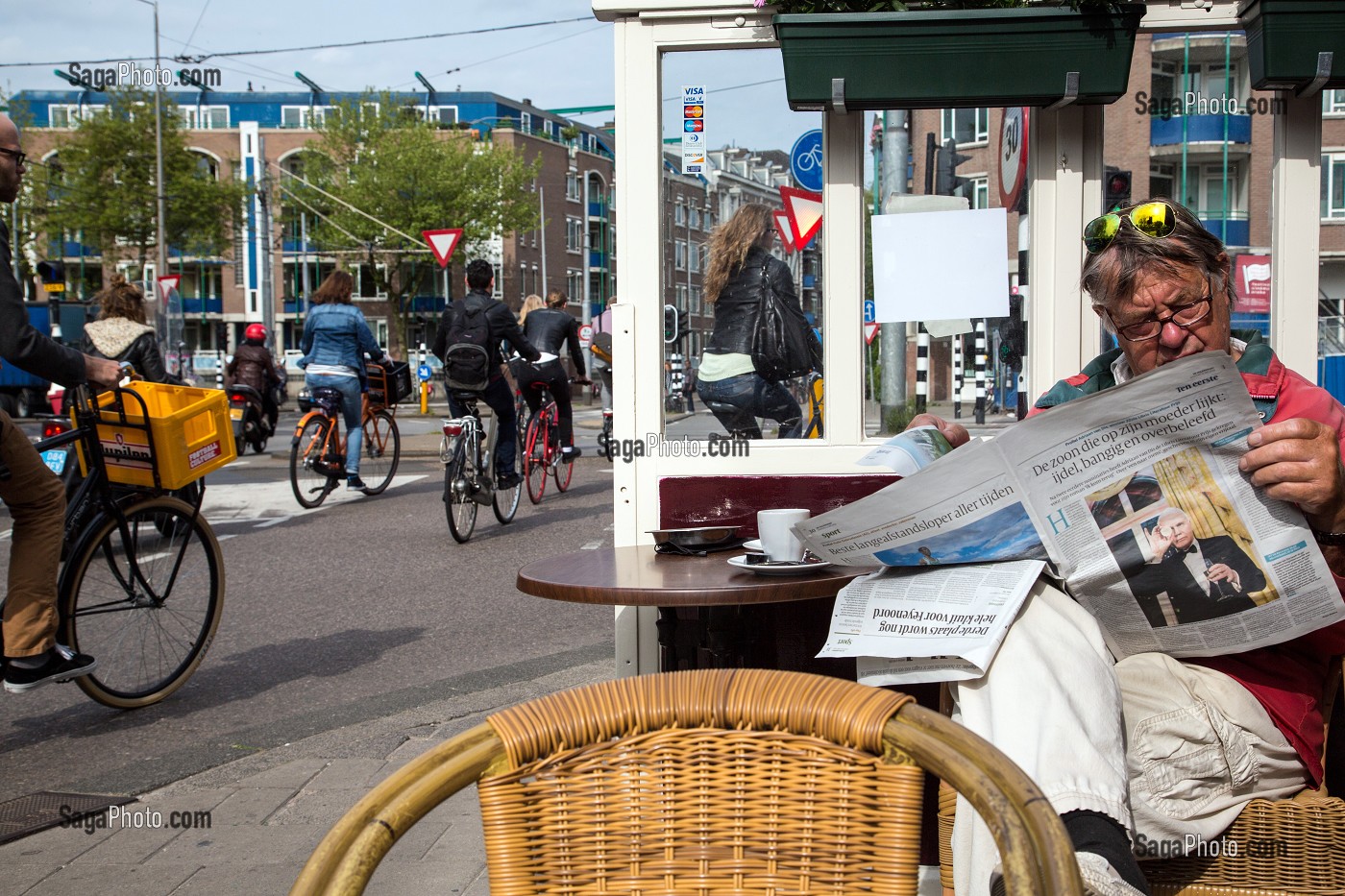 TERRASSE DE CAFE ET VELOS SUR WETERRINGSCHANS, VILLE D'AMSTERDAM, PAYS-BAS 