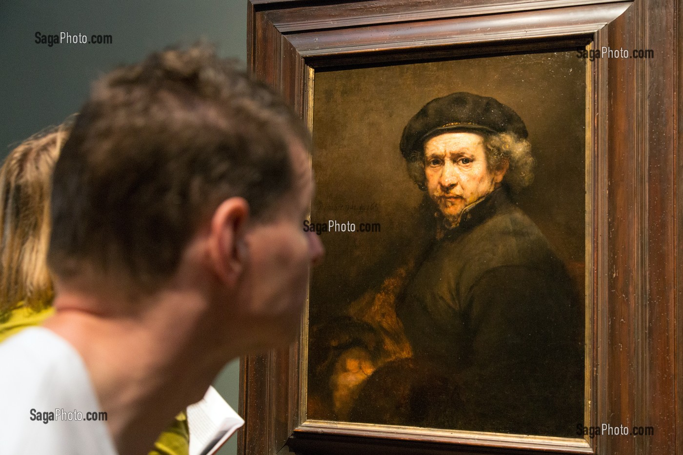 VISITEURS DEVANT UN AUTOPORTRAIT AVEC BERET ET COL DROIT, EXPOSITION DU PEINTRE REMBRANDT, MUSEE RIJKSMUSEUM, VILLE D'AMSTERDAM, PAYS-BAS 