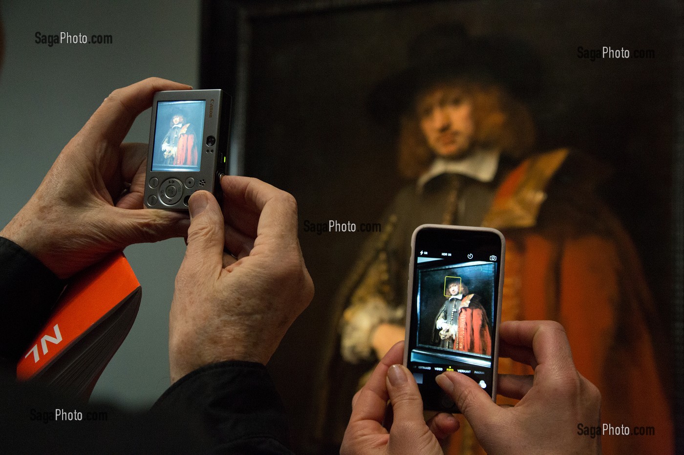 PHOTOGRAPHIE AVEC APPAREIL ET TELEPHONE PORTABLE DEVANT LA TOILE DU PORTRAIT DE JEAN SIX, VISITEUR DEVANT L'EXPOSITION DU PEINTRE REMBRANDT, MUSEE RIJKSMUSEUM, VILLE D'AMSTERDAM, PAYS-BAS 