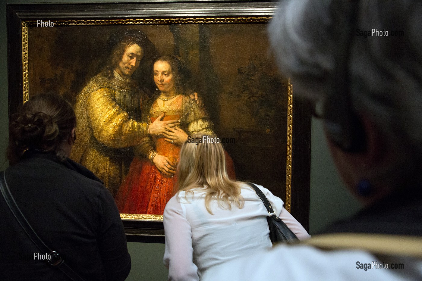 photo de VISITEURS DEVANT L'EXPOSITION DU PEINTRE REMBRANDT, TABLEAU