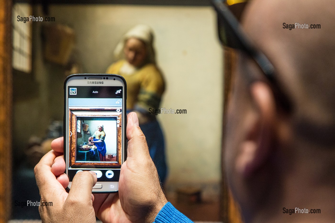 PHOTOGRAPHIE DE LA LAITIERE AVEC UN SMARTPHONE, TABLEAU DE JOHANNES VERMEER, MUSEE RIJKSMUSEUM, VILLE D'AMSTERDAM, PAYS-BAS 