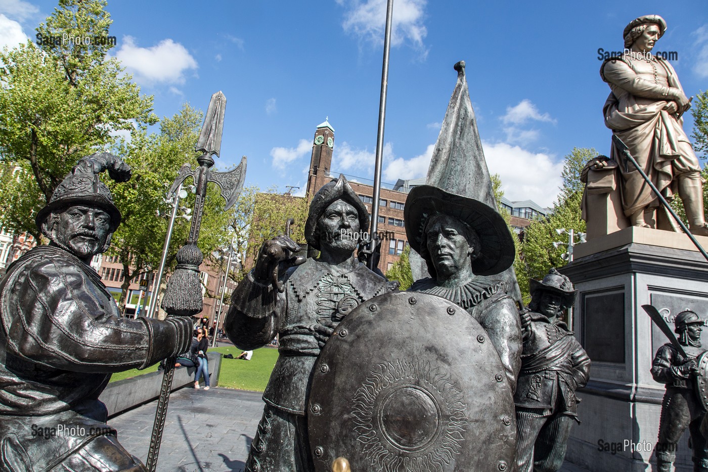 STATUES DE REMBRANDT ET DE PERSONNAGES DE SON EPOQUE, PLACE REMBRANDTPLEIN, VILLE D'AMSTERDAM, PAYS-BAS 