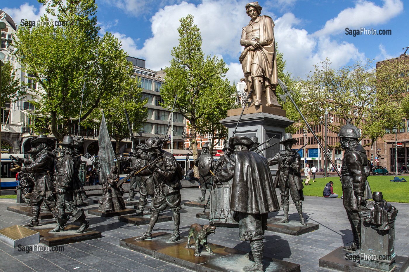 STATUES DE REMBRANDT ET DE PERSONNAGES DE SON EPOQUE, PLACE REMBRANDTPLEIN, VILLE D'AMSTERDAM, PAYS-BAS 