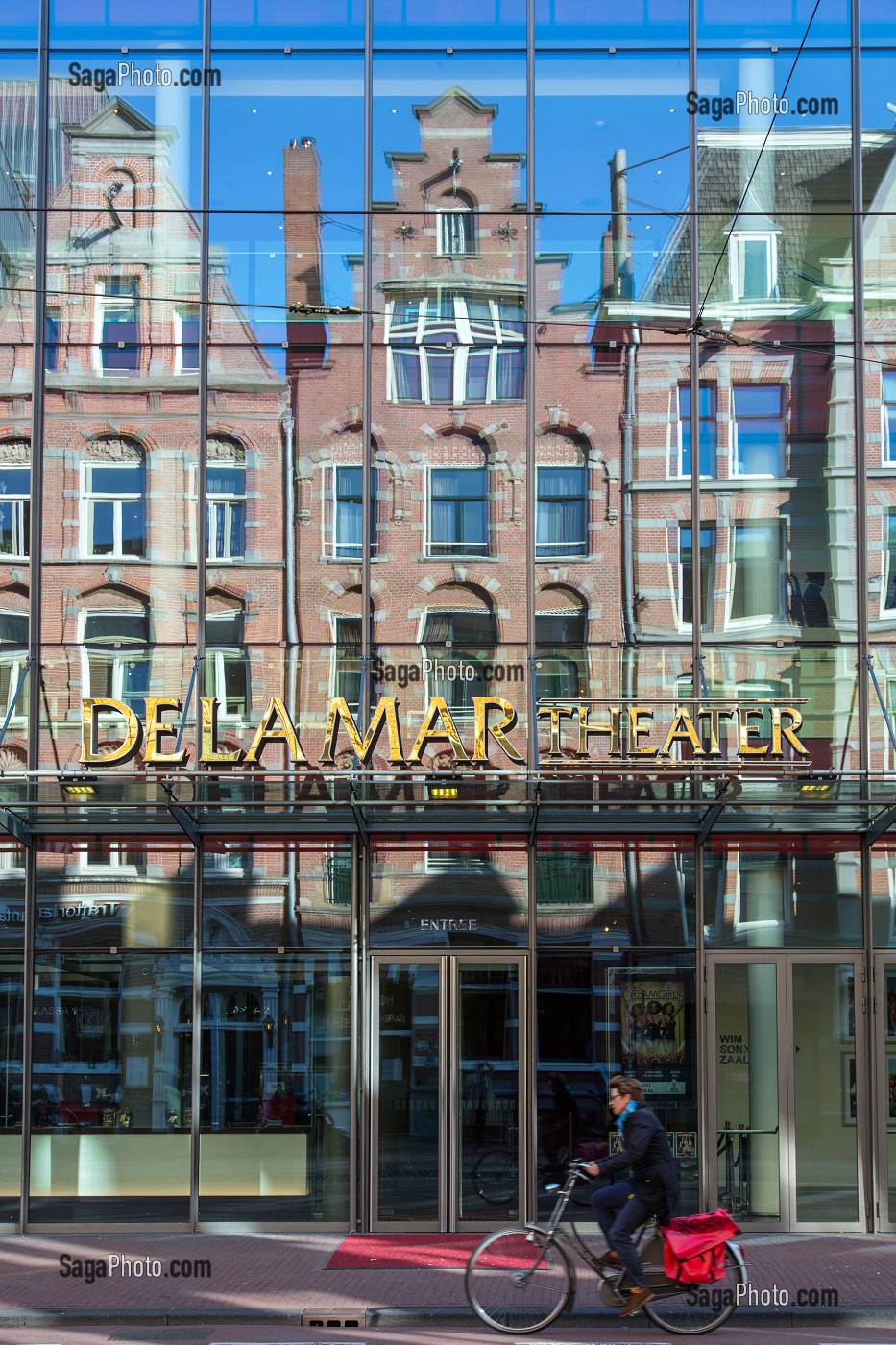 BALADE EN VELO ET REFLETS DES IMMEUBLES, CONTRASTE MODERNE ET ANCEN, DEVANT LE THEATRE DELAMAR THEATER, MARNIXSTRAAT, VILLE D'AMSTERDAM, PAYS-BAS 