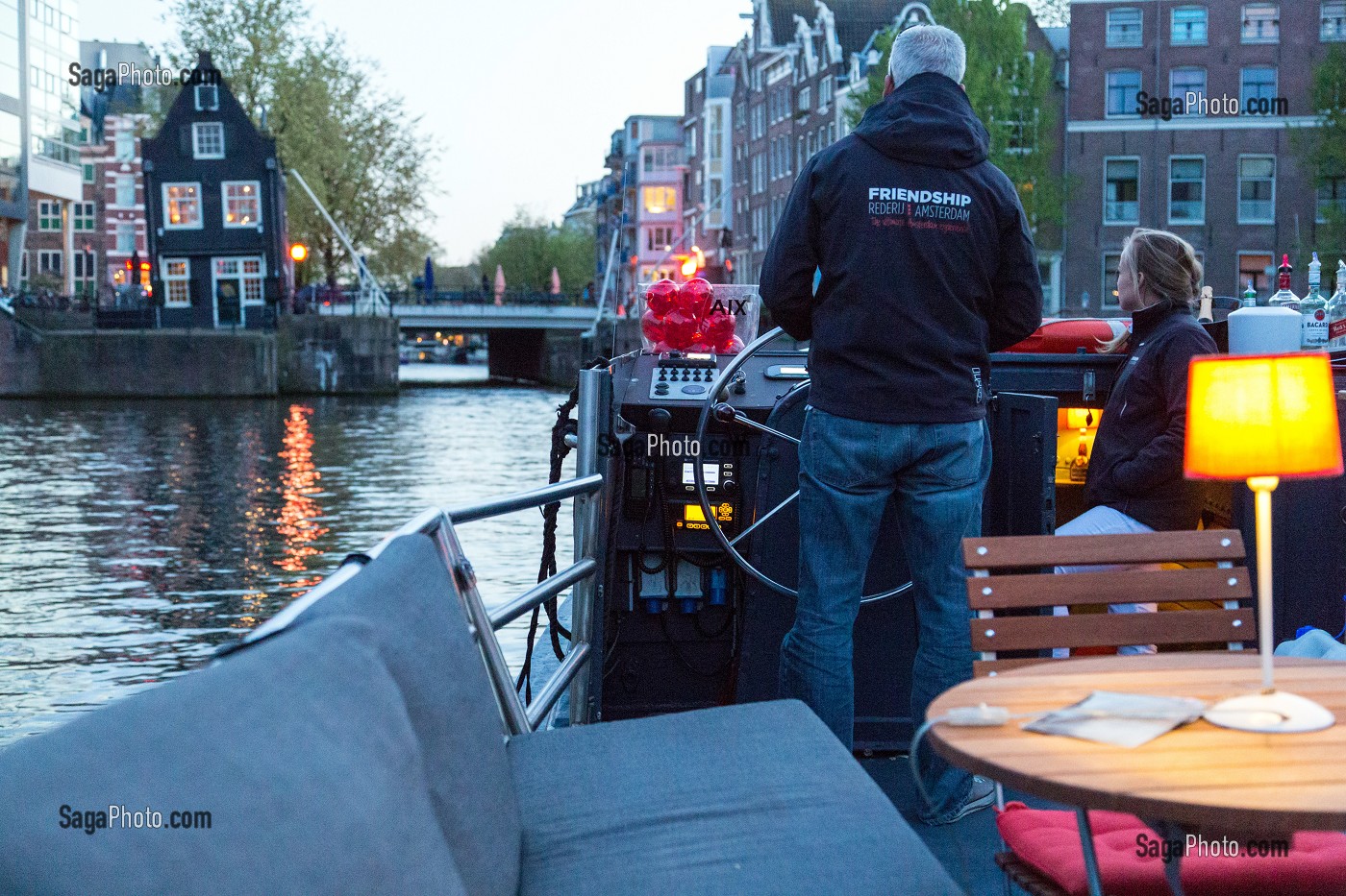 BALADE EN BATEAU SUR LES CANAUX DEVANT LE CAFE DE SLUYSWACHT DE 1695, CANAL DE ZWANENBURGWAL, VILLE D'AMSTERDAM, PAYS-BAS 