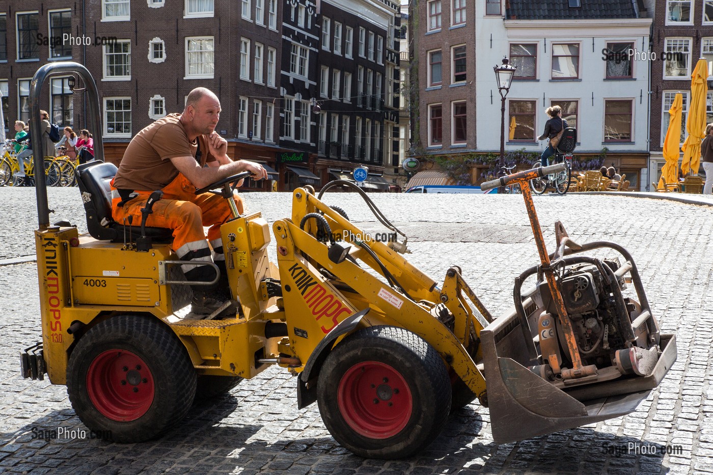 OUVRIER DE LA VILLE AVEC SON TRACTOPELLE DEVANT SON CHANTIER, SINGEL, VILLE D'AMSTERDAM, PAYS-BAS 