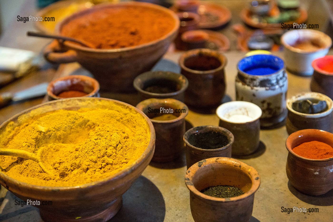 LES DIFFERENTS PIGMENTS UTILISES POUR LA PREPARATION DES COULEURS DE SA PEINTURE DANS SON ATELIER, MUSEE DE LA MAISON DE REMBRANDT, JODENBREESTRAAT, VILLE D'AMSTERDAM, PAYS-BAS 