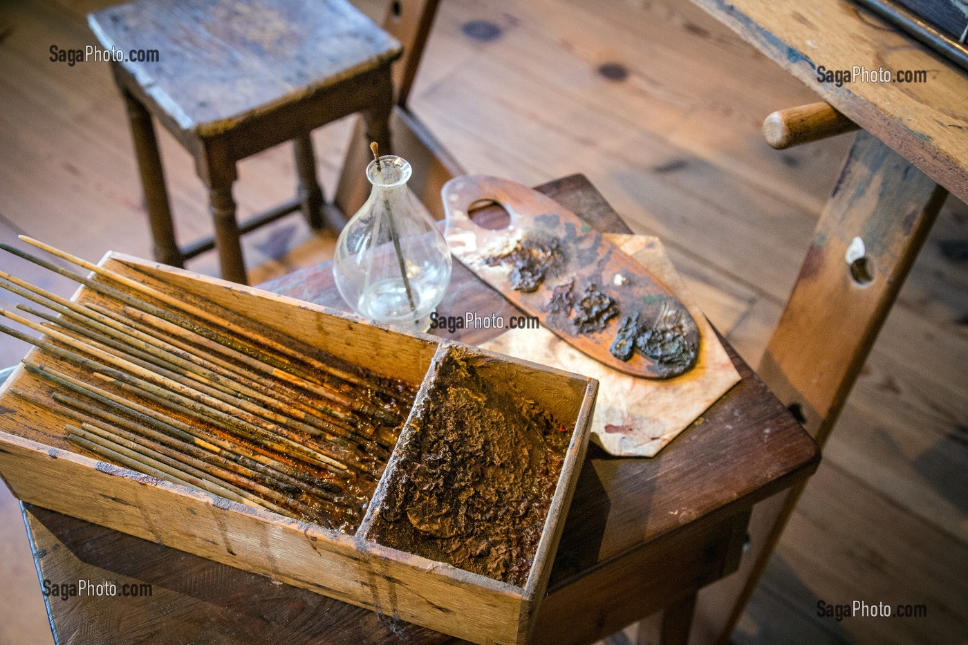 PINCEAUX ET PALETTE DE COULEURS DE PEINTURE DANS SON ATELIER, MUSEE DE LA MAISON DE REMBRANDT, JODENBREESTRAAT, VILLE D'AMSTERDAM, PAYS-BAS 